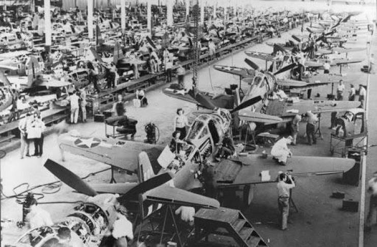 Цех по сборке самолетов Bell P-39 «Аэрокобра» в США для СССР
