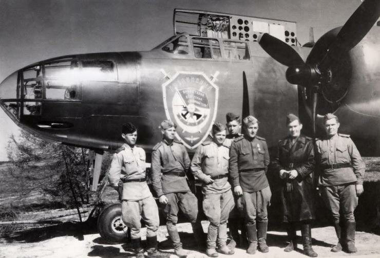Американский и советские пилоты рядом с истребителем P-39 «Аэрокобра», поставлявшимся в СССР по ленд-лизу.