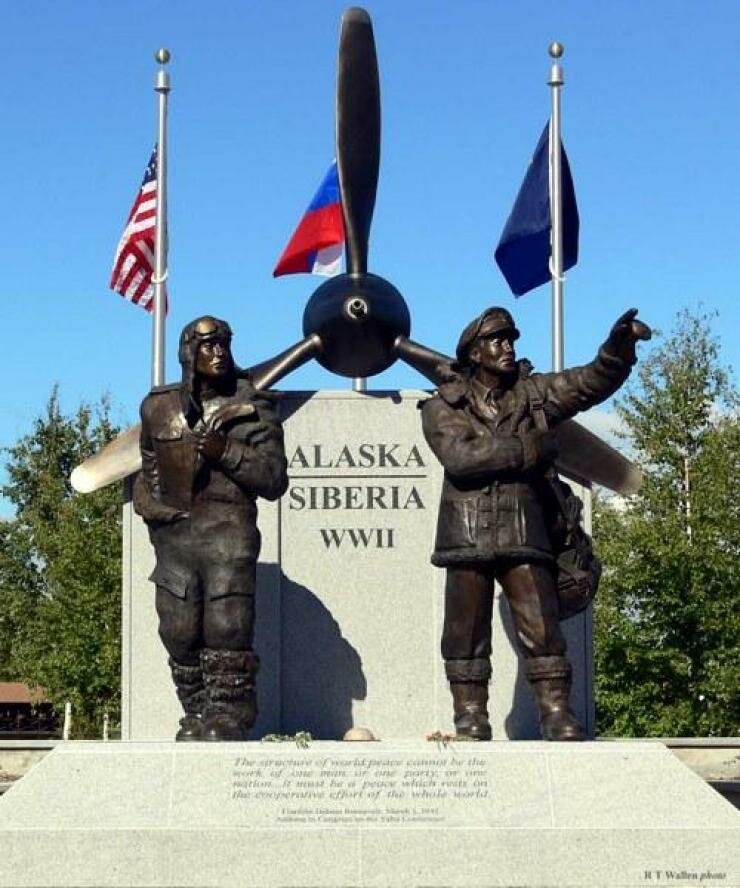 27 августа 2006 г. в Фербенксе, штат Аляска, состоялось торжественное открытие памятника авиаторам Ленд-Лиза.